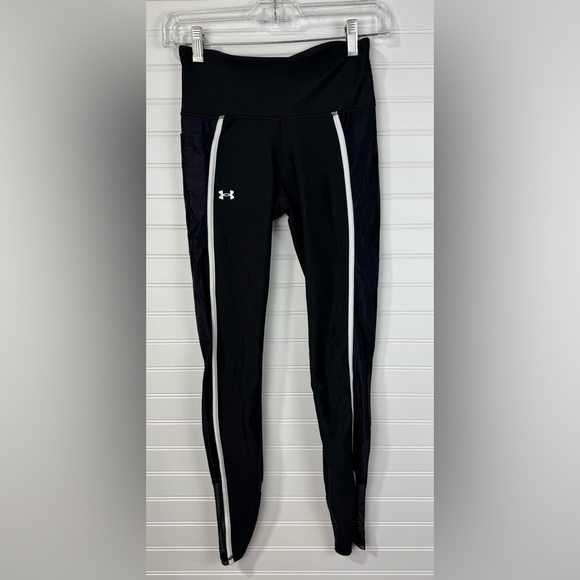 Under Armour Pants - Under Armour women’s black & white Heat Gear compression leggings. Size M